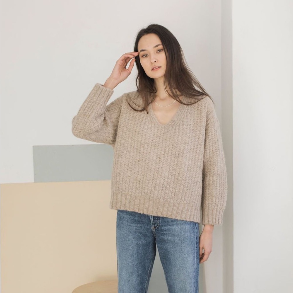 Bare Knitwear Layer V Sweater in Sand, size M/L